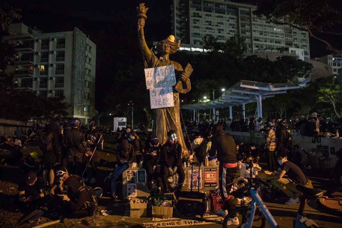 Estudantes chineses do continente fogem da violência em Hong Kong