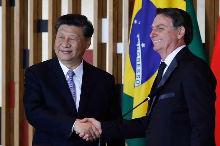 dois homens se cumprimentando - (foto: AFP / Sergio LIMA) dois homens se cumprimentando - (foto: AFP / Sergio LIMA)