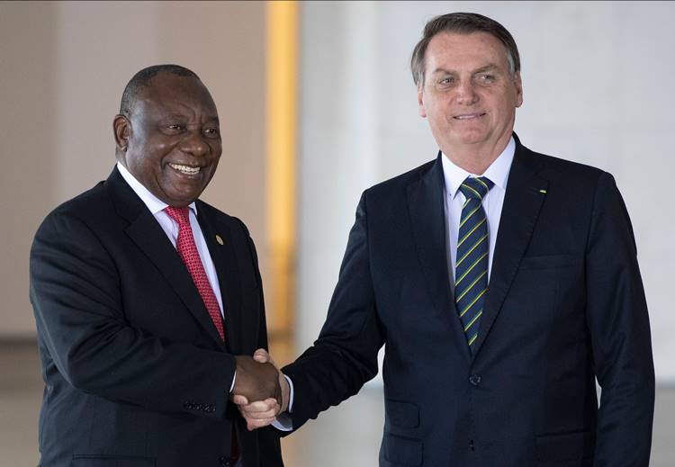 presidente Jair Bolsonaro e presidente da África do Sul, Cyril Ramaphosa, apertam as mãos - (foto: PAVEL GOLOVKIN/AFP ) presidente Jair Bolsonaro e presidente da África do Sul, Cyril Ramaphosa, apertam as mãos - (foto: PAVEL GOLOVKIN/AFP )