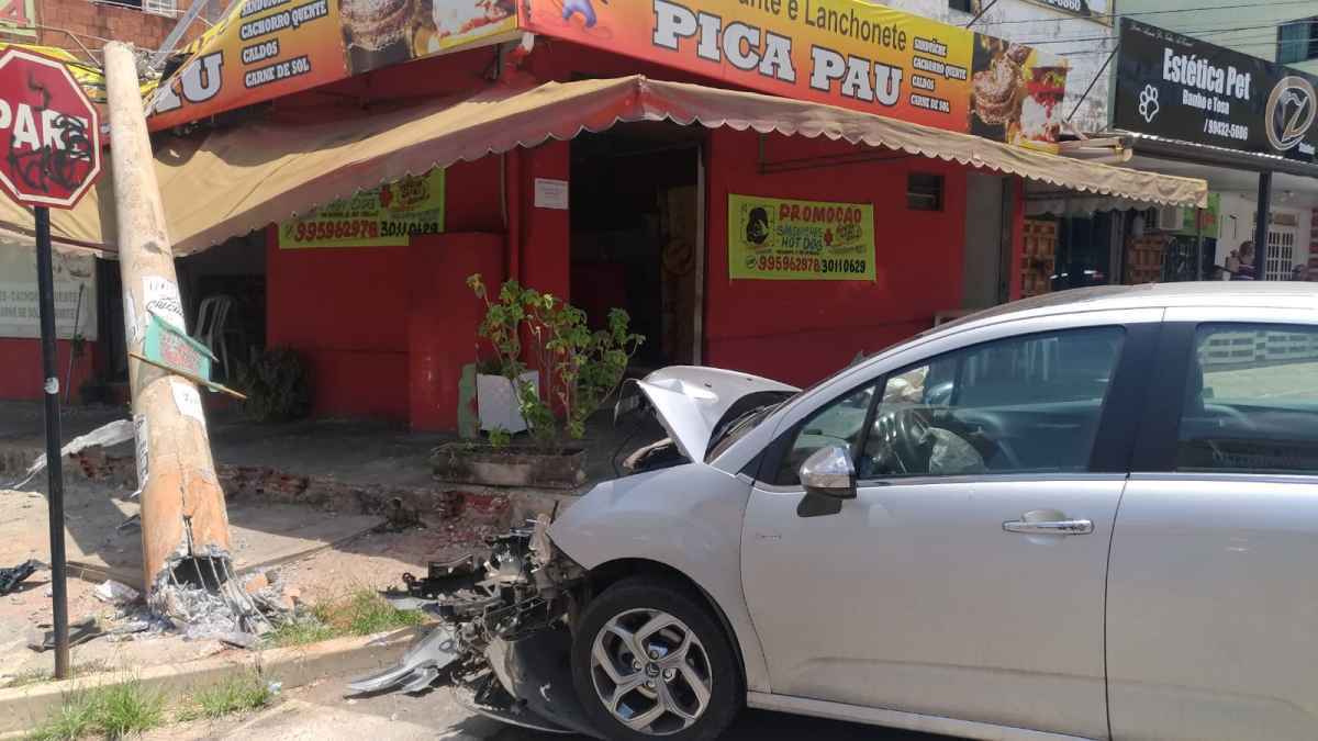 carro batido e poste caído sobre lanchonete - (foto: Divulgação/PM) carro batido e poste caído sobre lanchonete - (foto: Divulgação/PM)