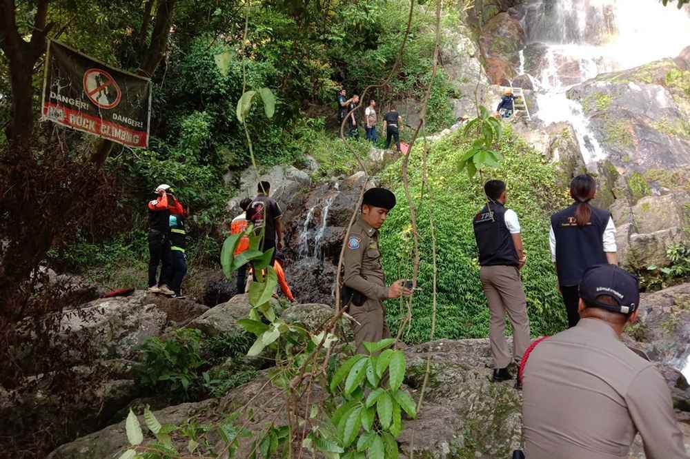 Turista francês morre ao fazer selfie em cascata na Tailândia - (foto: Na Mueang Rescue Unit Koh Samui Municipality / AFP) Turista francês morre ao fazer selfie em cascata na Tailândia - (foto: Na Mueang Rescue Unit Koh Samui Municipality / AFP)