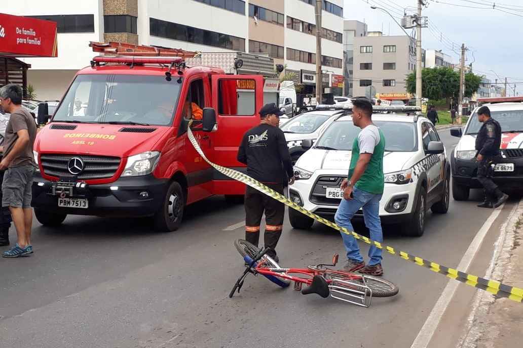 bicicleta caída no chão, cordão de isolamento da polícia. PM conversa com homem. Caminhão dos bombeiros ao fundo - (foto: Divulgação / Redes Sociais) bicicleta caída no chão, cordão de isolamento da polícia. PM conversa com homem. Caminhão dos bombeiros ao fundo - (foto: Divulgação / Redes Sociais)