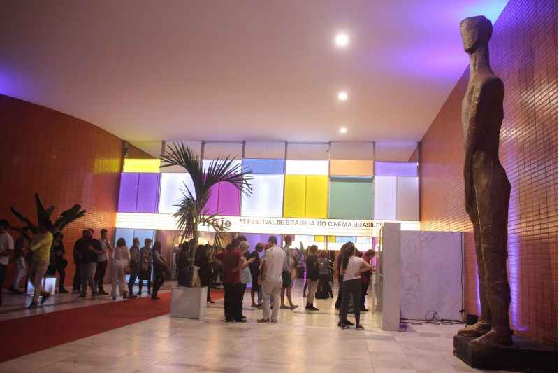 Entrada do Cine Brasília; grupo de pessoas; estátua - (foto: Bárbara Cabral/Esp. CB/D.A Press - 19/9/2018) Entrada do Cine Brasília; grupo de pessoas; estátua - (foto: Bárbara Cabral/Esp. CB/D.A Press - 19/9/2018)