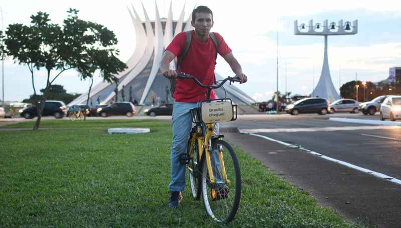 Marcelo Roseira usa bicicletas compartilhadas para chegar ao trabalho no Setor de Embaixadas Norte