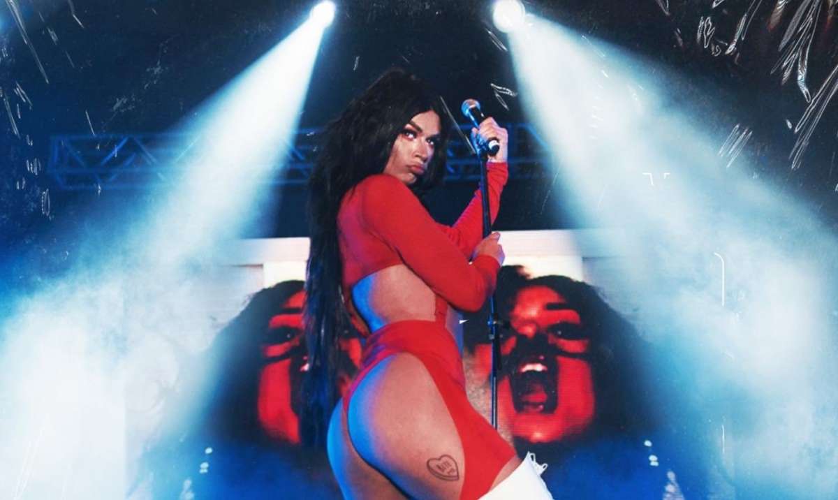 Cantora drag Lia Clark lança álbum 'Live in Rio'