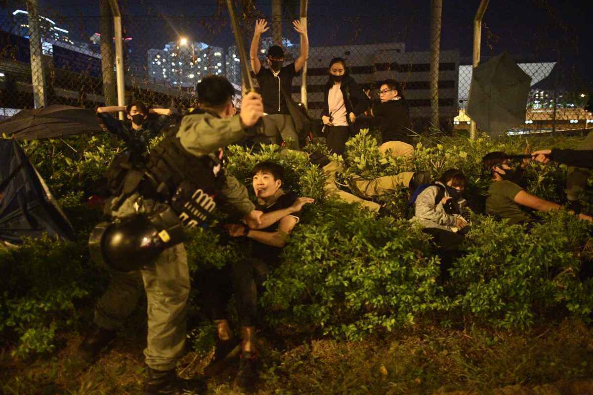 Dezenas de pessoas continuam entrincheiradas em campus de Hong Kong