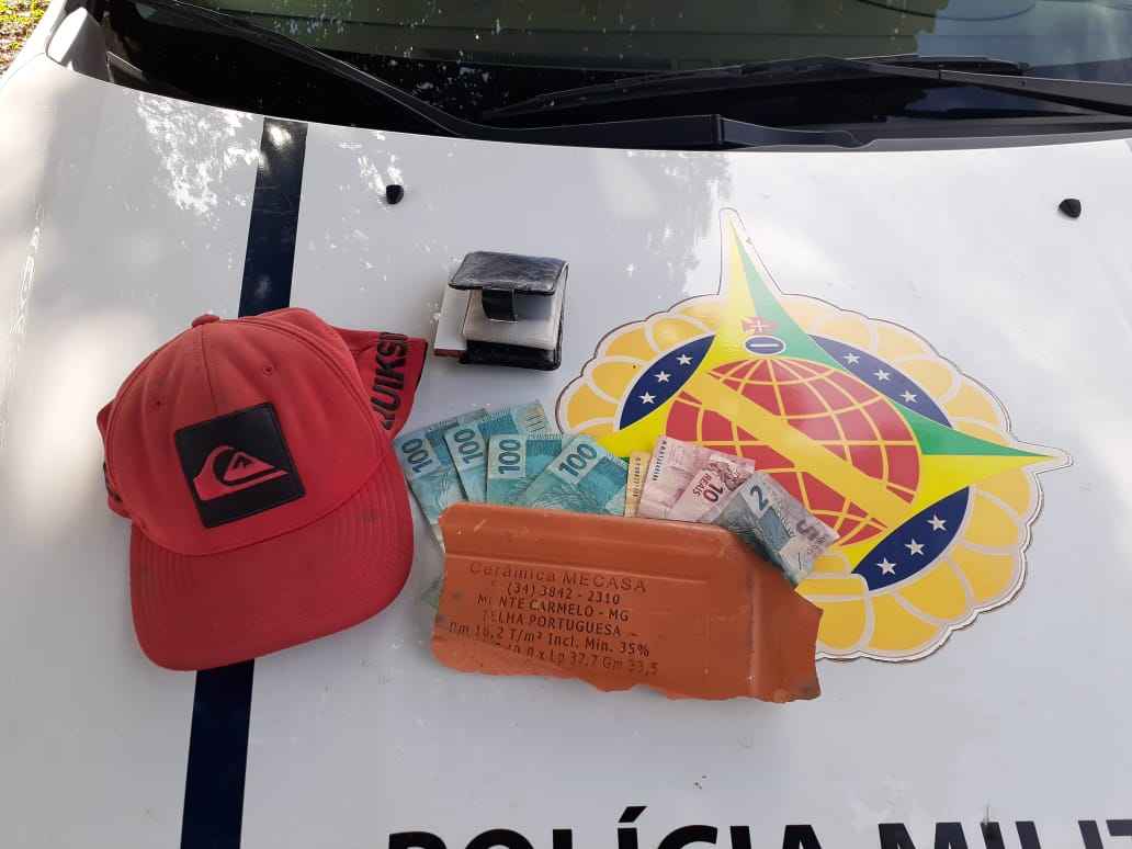 Boné, dinheiro e pedaço de telha - (foto: Divulgação/PMDF) Boné, dinheiro e pedaço de telha - (foto: Divulgação/PMDF)