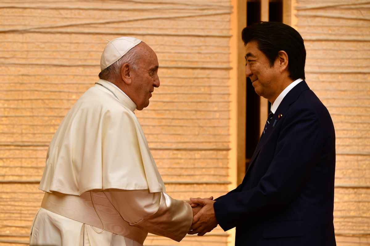 Papa se reúne com o imperador do Japão e com vítimas de catástrofes