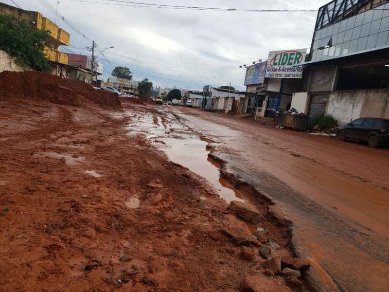 Obras na rua 3 de Vicente Pires deixam lamaçal durante a chuva