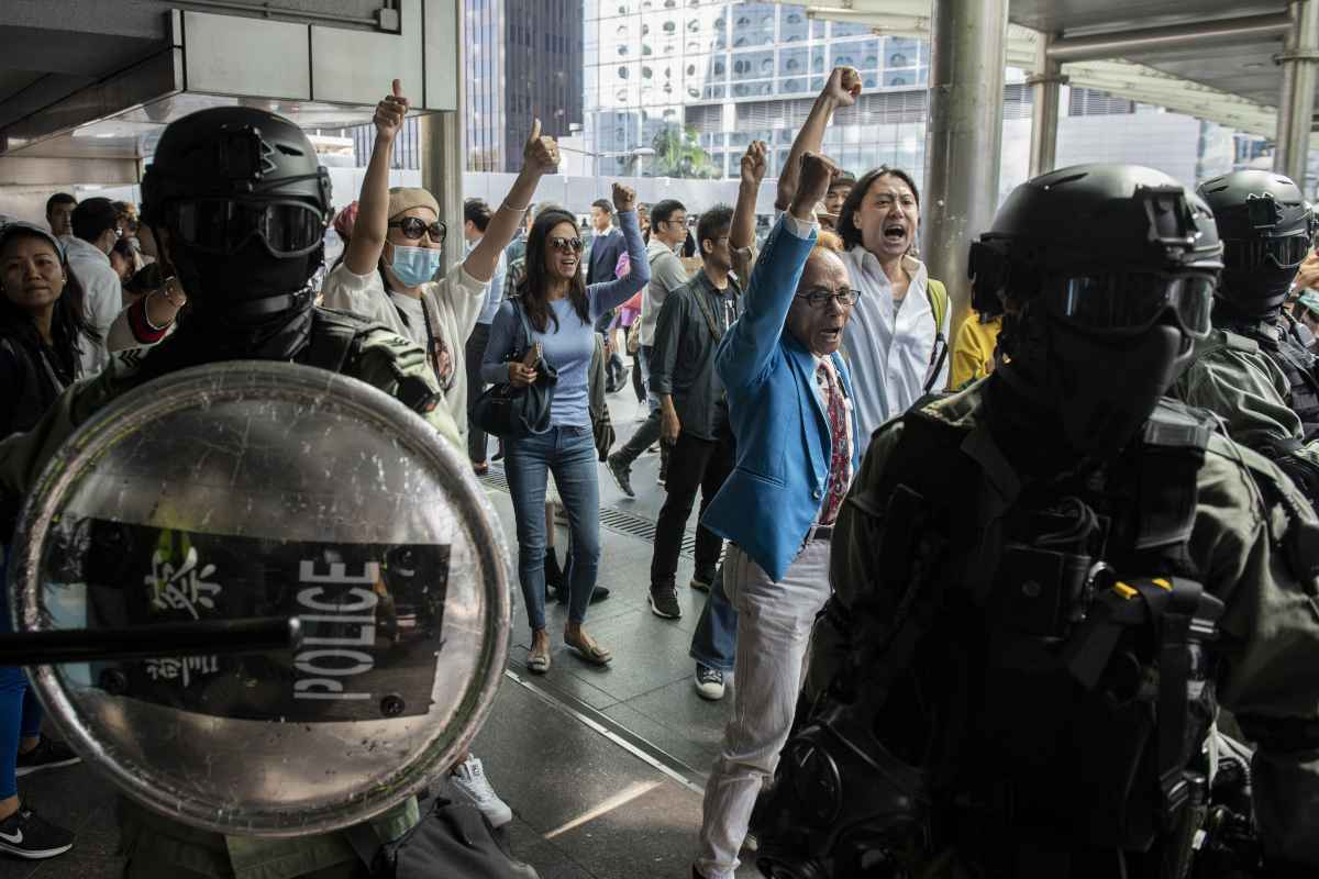 Apenas uma pessoa continua no campus cercado de Hong Kong