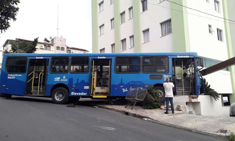 Ônibus desgovernado atinge prédio em Belo Horizonte