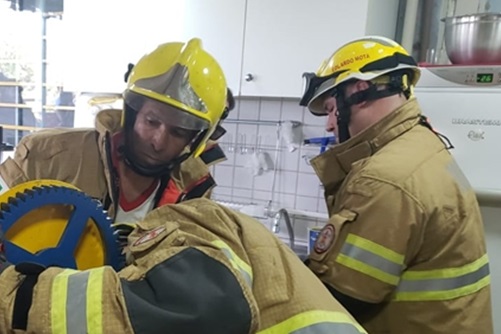 foto mostra mão da vítima presa na máquina que extrai o caldo da cana-de-açúcar sendo atendido pelo corpo de bombeiros