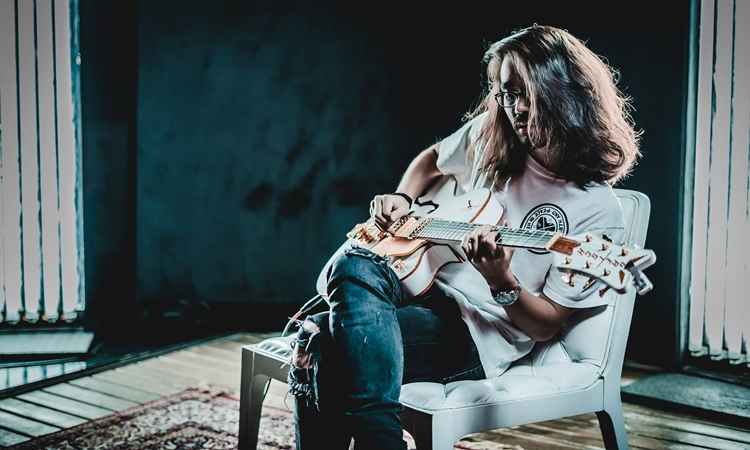 Brasileiro Mateus Asato é eleito um dos 10 maiores guitarristas da década