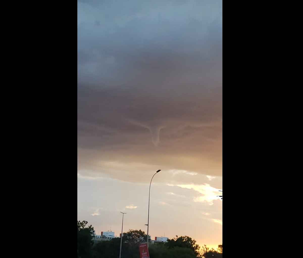 Vídeo: Tornado em Brasília? Especialista explica nuvem vista nesta terça