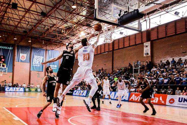 Com cotas de patrocínio e salários atrasados, Universo/Brasília caiu de rendimento no campeonato nacional