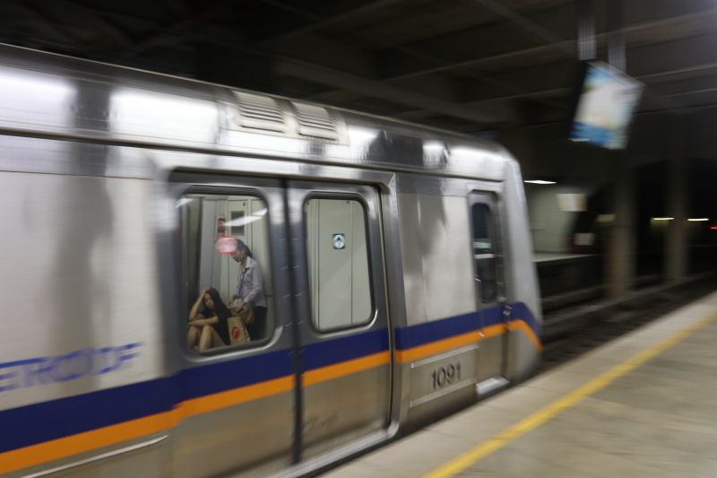 Metrô em plataforma