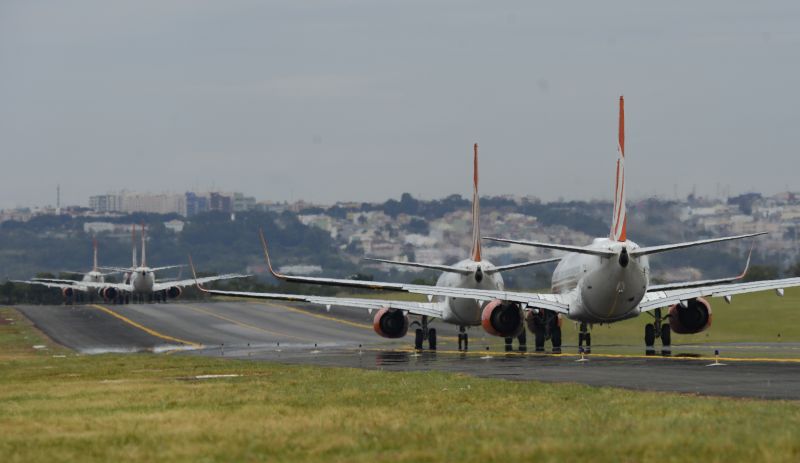 A aeronave vinha de Goiânia e trazia três passageiros. Bombeiros do próprio aeroporto estão no local atendendo a ocorrência. Uma das pistas está inoperante.