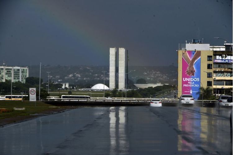 Tempo nublado e pancadas de chuvas na capital