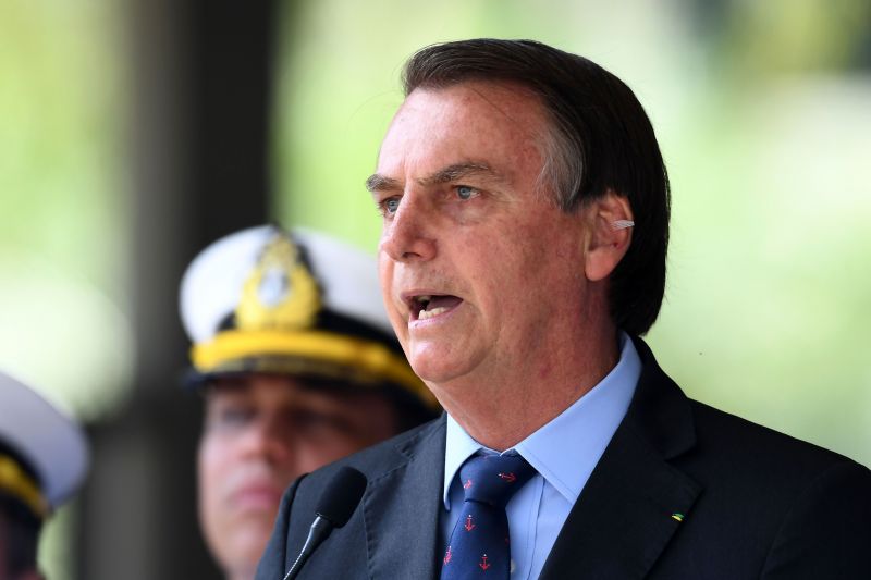 Em encontro com jornalista neste sábado no Palácio da Alvorada, Bolsonaro disse que quem paga Imposto de Renda nesta faixa acaba recuperando depois na restituição com as deduções