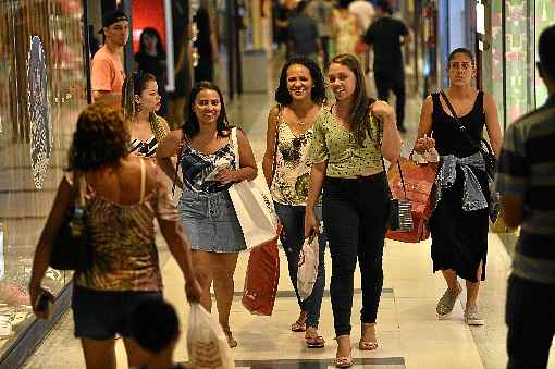 Fluxo de pessoas nos shopping centers da capital foi intenso, ontem. Varejo do DF deve faturar R$ 3,2 bilhões