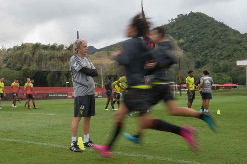 O técnico português Jorge Jesus estuda propostas, mas tende a ficar no rubro-negro, enquanto o atacante Gabigol tem a intenção de voltar à Europa