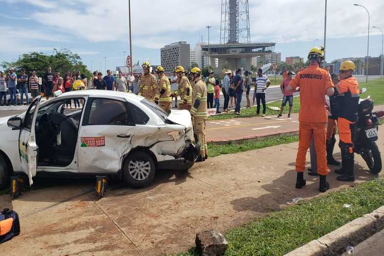 Acidente ocorreu no Eixo Monumental, próximo à Torre de TV