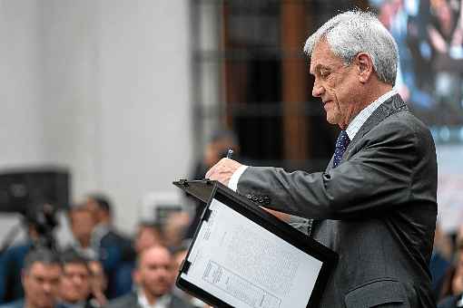 Piñera assina a lei: votação sobre reforma constitucional em abril