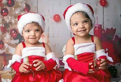 As meninas se vestiram de Mamãe Noel e deram um show de simpatia