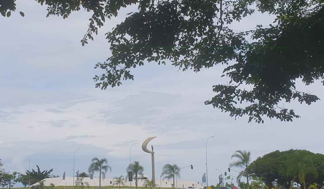 Previsão é de um céu nublado a encoberto, com pancadas de chuva e trovoadas