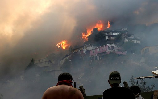 Cerca de 50 casas foram afetadas por um incêndio florestal em Valparaíso, onde um alerta vermelho foi declarado.