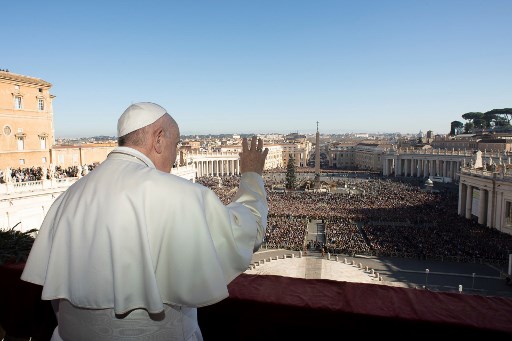 Papa Francisco acena da varanda da basílica de São Pedro durante a tradicional mensagem de Natal 