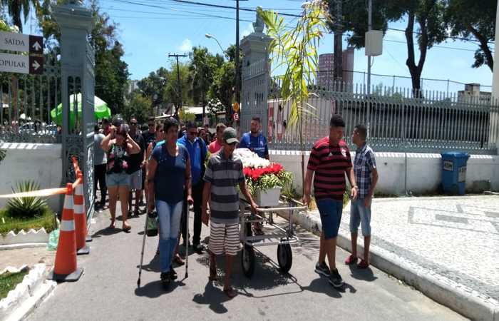 O sepultamento aconteceu sob forte emoção dos familiares e amigos que foram se despedir da avó e neta