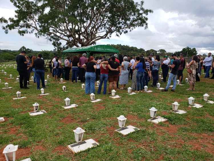 Cerca de 100 pessoas se reuniram para se despedir de Jacob