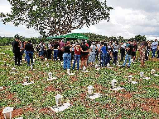 Cerca de 100 pessoas, entre amigos e familiares, cantaram Pra sempre durante o enterro de Jacob