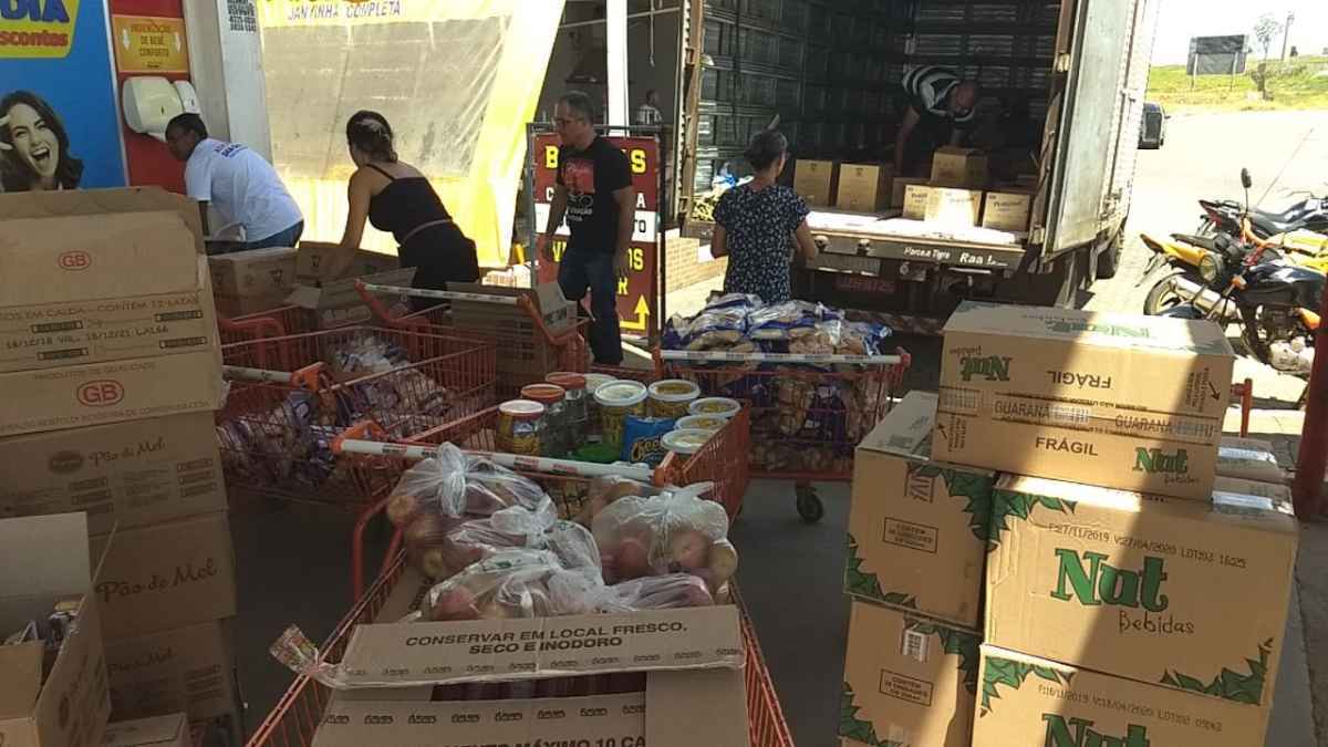 Voluntários fazem compras para entregar a pessoas em situação de rua