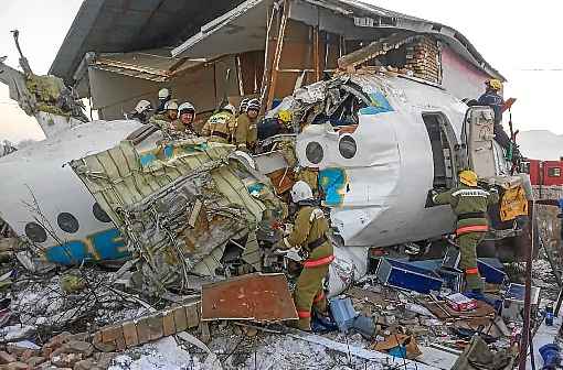 Bombeiros trabalham no resgate de feridos em Almaty: Fokker 100 colidiu com prédio de dois andares