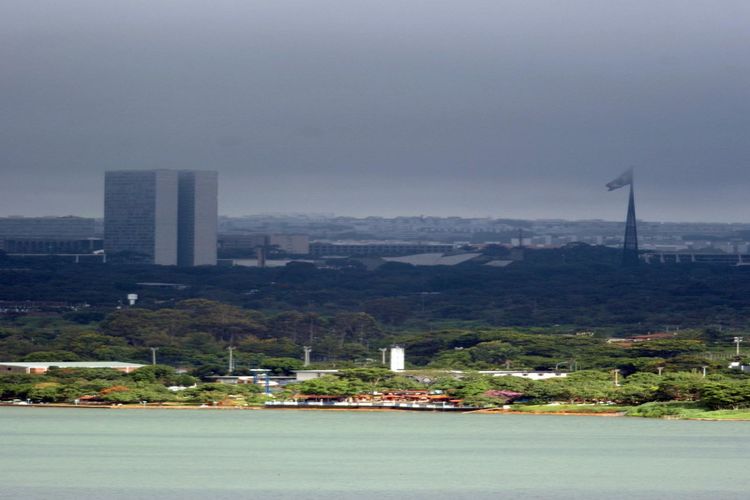 O Céu vai ter muitas nuvens, com o clima parcialmente nublado. Há risco de chover à tarde e à noite.