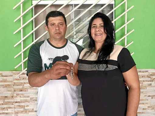 Janaína e o marido, Julio, tiveram o empréstimo negado duas vezes até comprar um imóvel em Águas Lindas de Goiás, onde é mais barato