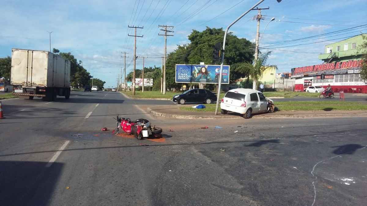 Acidente entre motocicleta e carro, em Ceilândia