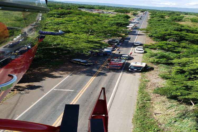 O acidente envolveu uma carreta (Bi-trem) e outros dois carros de passeio e vitimou seis pessoas, das quais três tiveram seus óbitos