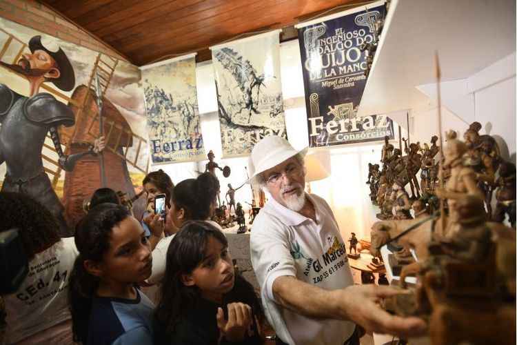 Visita ao ateliÃª do artista Gil Marcelino abriu ainda mais a imaginaÃ§Ã£o dos estudantes