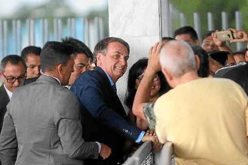 Bolsonaro atende apoiadores na entrada do Alvorada: temor de ser enquadrado em crime de responsabilidade