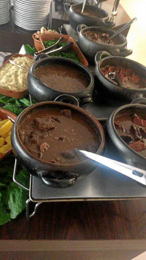 A feijoada Ã© a pedida certeira todo sÃ¡bado no Brazolia Bar