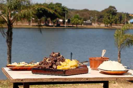 Vista e comida boa sÃ£o a pedida no Bar do Neguinho