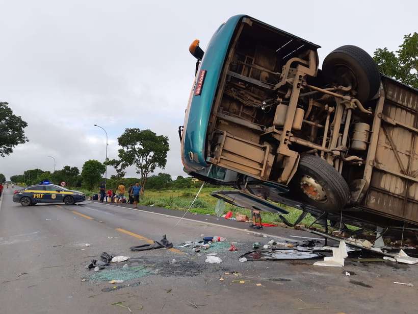 Ã”nibus de turismo tomba na BR-020 e deixa uma pessoa em Ã³bito e vÃ¡rios feridos na madrugada desta sexta