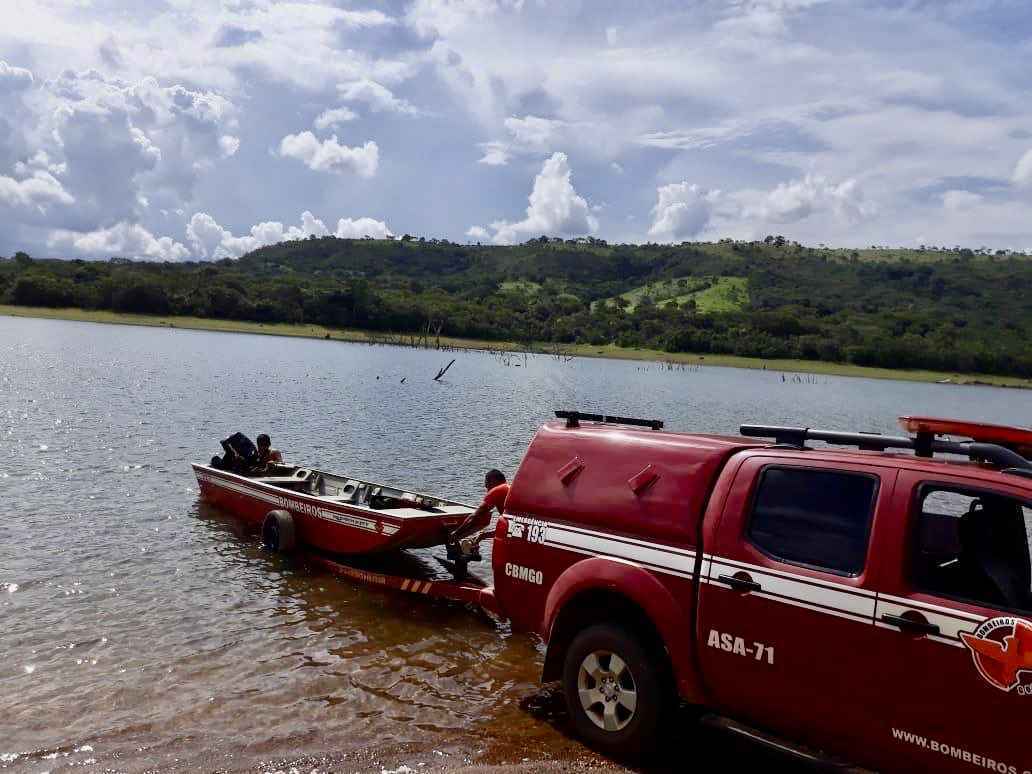 Equipe de bombeiros em lago