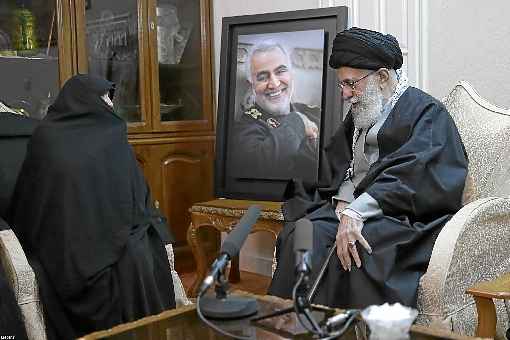 Ao lado da foto de Soleimani, o aiatolÃ¡ Ali Khamenei, guia supremo do IrÃ£, conversa com familiar do general: TeerÃ£ ameaÃ§a 