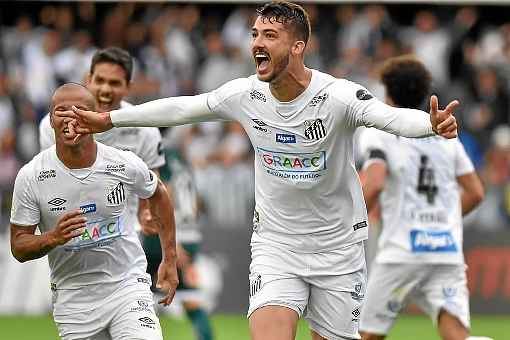 O defensor formado na base santista tem 26 anos e concorrerÃ¡ por vaga na equipe titular do Flamengo