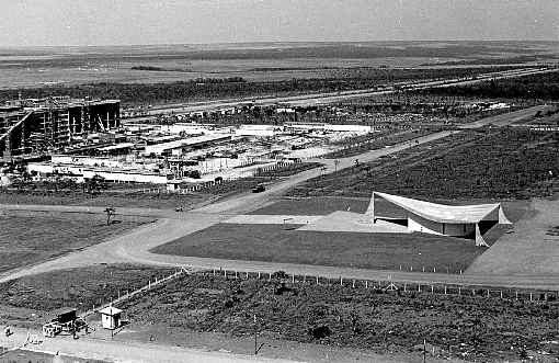 Canteiros de obras da 108 Sul e a Igrejinha: conjunto habitacional comeÃ§ou a ser erguido em 1958