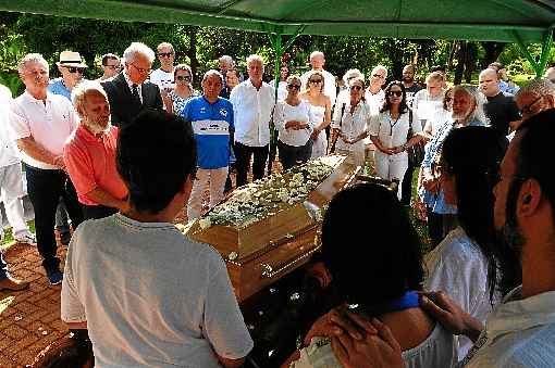 O adeus de familiares e amigos no CemitÃ©rio Campo da EsperanÃ§a foi marcado pela emoÃ§Ã£o serena e pelo orgulho do pioneiro jornalista